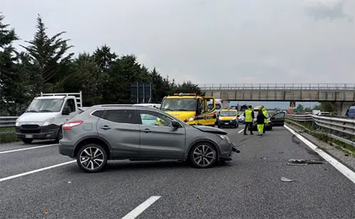 Perde Il Controllo Dell Auto E Si Schianta Contro Il Guardrail Un Ferito