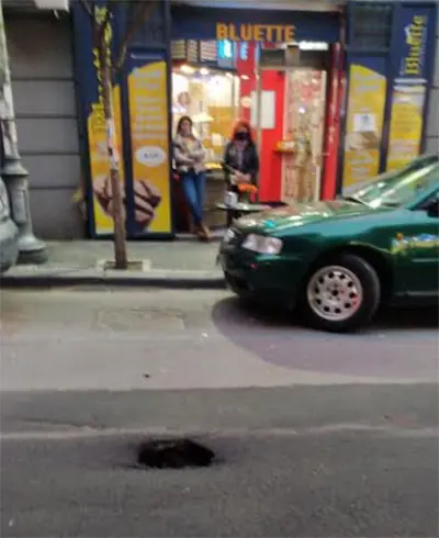 Salerno L Asfalto Cede E Si Apre Una Buca In Via Santi Martiri