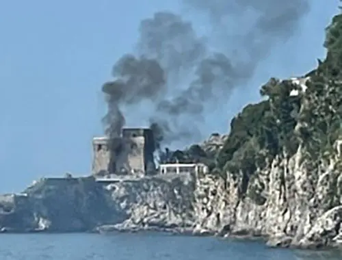 Paura In Costiera Fumo Dalle Finestre Della Torre Di Erchie 2827